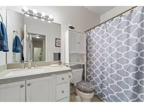 Bath - 4604 SW 11th St, Gresham, OR 97080 photo 3 of 4