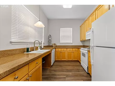 Kitchen - 4604 SW 11th St, Gresham, OR 97080 photo 6 of 6