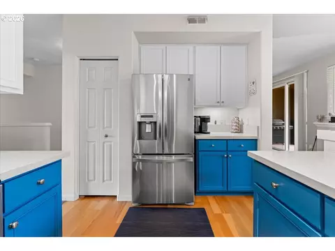 Kitchen - 4604 SW 11th St, Gresham, OR 97080 photo 2 of 6