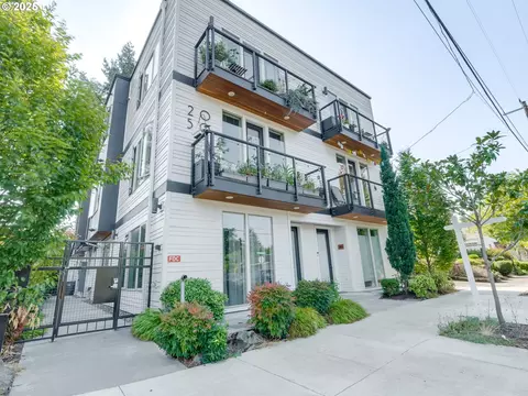 2050 N Killingsworth St #11, Portland, OR 97217