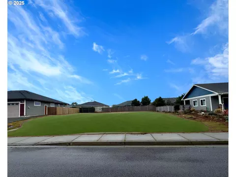 2657 Harrison Ave, Bandon, OR 97411