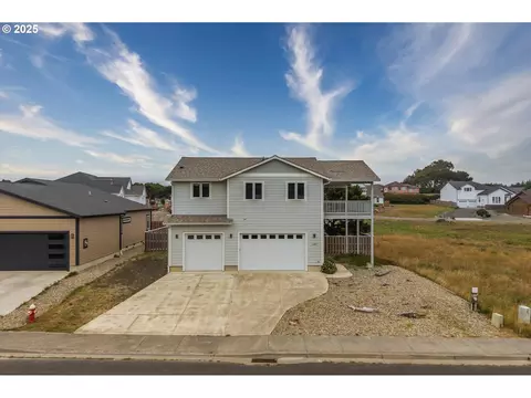 3145 Periwinkle Ln, Bandon, OR 97411