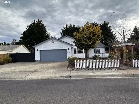 3932 Spruce St, Florence, OR 97439
