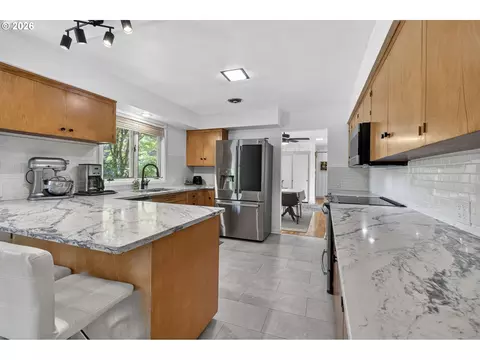 Kitchen - 2860 Baker Blvd, Eugene, OR 97403 photo 3 of 4