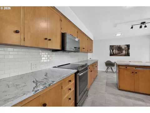 Kitchen - 2860 Baker Blvd, Eugene, OR 97403 photo 2 of 4