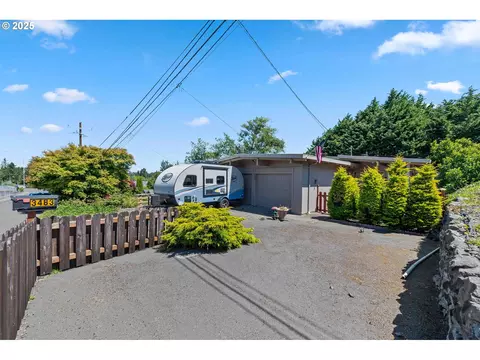 3483 Fir St, North Bend, OR 97459