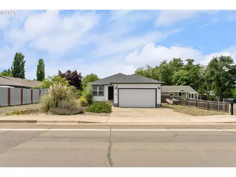 1410 NW Keasey St, Roseburg, OR 97471
