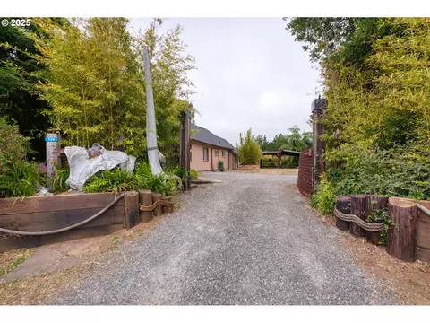 726 Pacific Ave, Brookings, OR 97415