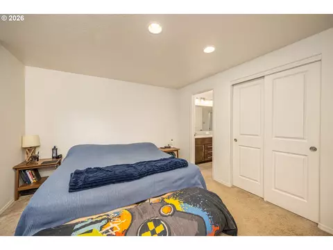Bedroom - 22447 Noti Loop, Noti, OR 97461 photo 5 of 7