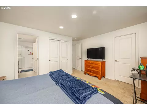 Bedroom - 22447 Noti Loop, Noti, OR 97461 photo 7 of 7