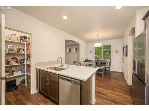 Kitchen - 22447 Noti Loop, Noti, OR 97461 photo 3 of 3