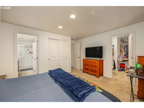 Bedroom - 22447 Noti Loop, Noti, OR 97461 photo 6 of 7