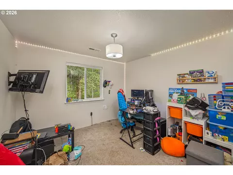 Bedroom - 22447 Noti Loop, Noti, OR 97461 photo 3 of 7