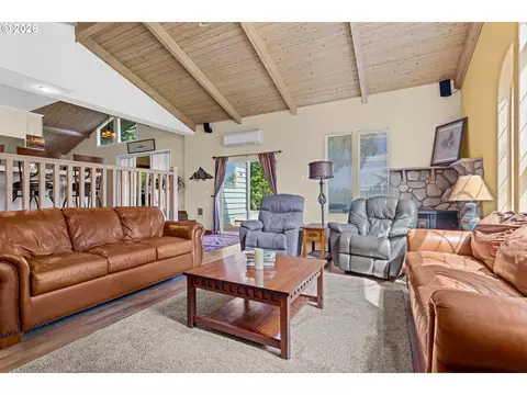 Living - 12737 NE Cedarbrook Rd, Aurora, OR 97002 photo 2 of 4