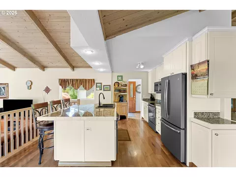 Kitchen - 12737 NE Cedarbrook Rd, Aurora, OR 97002 photo 3 of 5