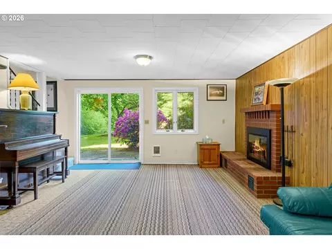 Living - 12737 NE Cedarbrook Rd, Aurora, OR 97002 photo 4 of 4