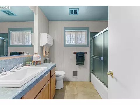 Bath - 12737 NE Cedarbrook Rd, Aurora, OR 97002 photo 1 of 3