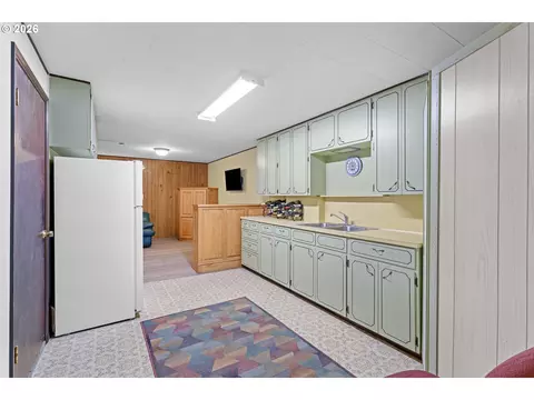 Kitchen - 12737 NE Cedarbrook Rd, Aurora, OR 97002 photo 4 of 5