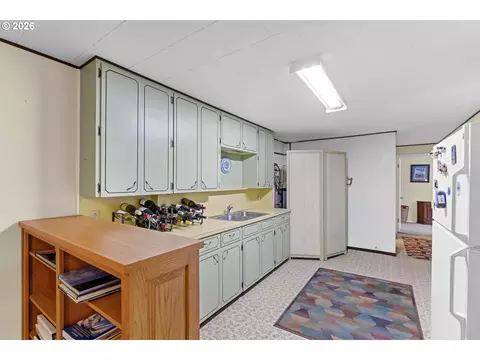 Kitchen - 12737 NE Cedarbrook Rd, Aurora, OR 97002 photo 5 of 5