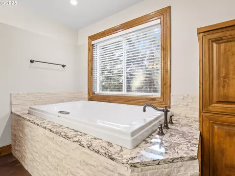 Bath - 30425 SE Haley Rd, Boring, OR 97009 photo 4 of 11