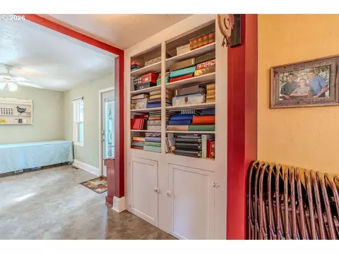 Entry Way - 824 NW Mignonette Ave, Gresham, OR 97030 photo 3 of 4