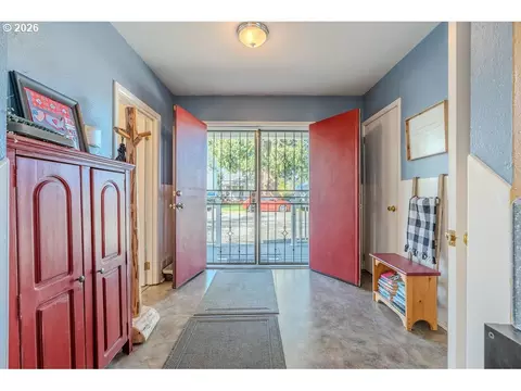 Entry Way - 824 NW Mignonette Ave, Gresham, OR 97030 photo 1 of 4