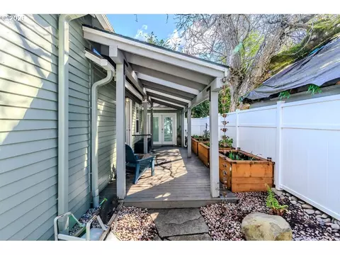 Exterior - 824 NW Mignonette Ave, Gresham, OR 97030 photo 3 of 9