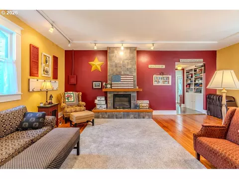 Living - 824 NW Mignonette Ave, Gresham, OR 97030 photo 2 of 5