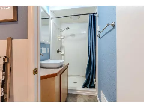 Bath - 824 NW Mignonette Ave, Gresham, OR 97030 photo 1 of 3