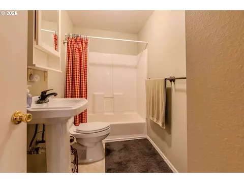 Bath - 824 NW Mignonette Ave, Gresham, OR 97030 photo 3 of 3