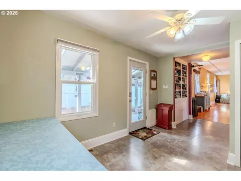 Entry Way - 824 NW Mignonette Ave, Gresham, OR 97030 photo 4 of 4