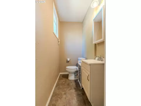 Bath - 824 NW Mignonette Ave, Gresham, OR 97030 photo 2 of 3