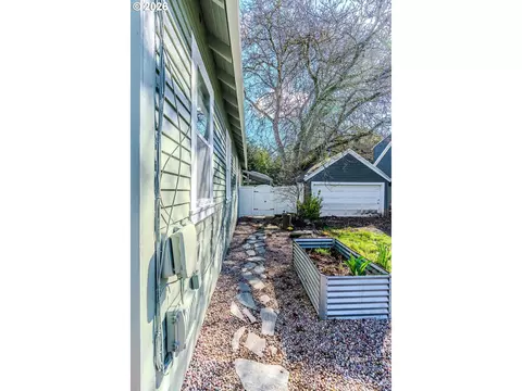 Exterior - 824 NW Mignonette Ave, Gresham, OR 97030 photo 2 of 9