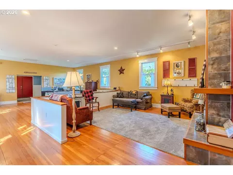 Living - 824 NW Mignonette Ave, Gresham, OR 97030 photo 3 of 5