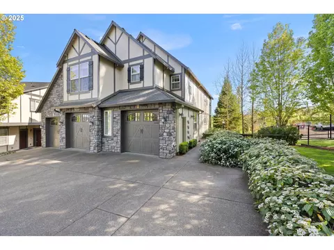 3646 SW Baird St #3, Portland, OR 97219