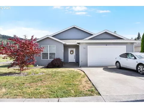 765 SE Lanola St, Winston, OR 97496