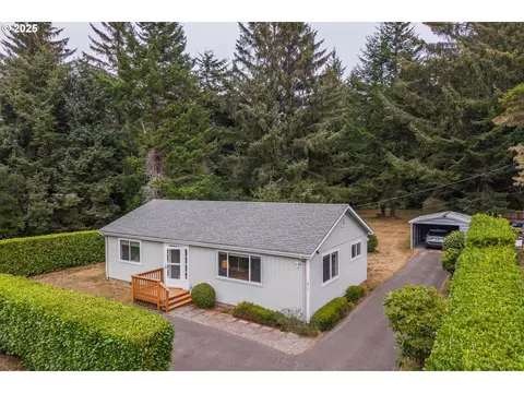 454 Michigan Ave NE, Bandon, OR 97411