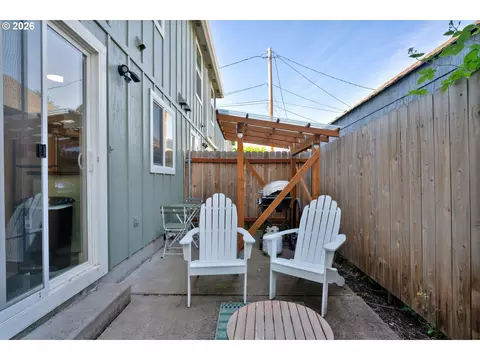 Exterior - 1733 Mill Aly, Eugene, OR 97401 photo 2 of 3