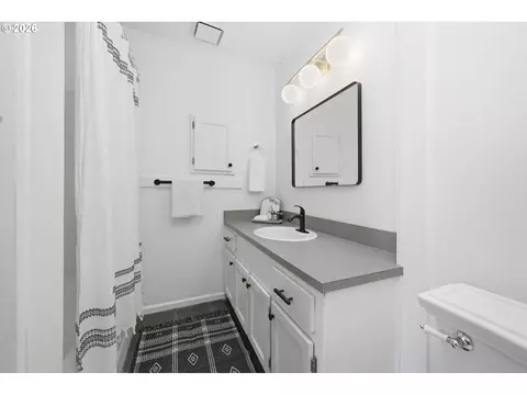 Bath - 2459 Miami Ln, Eugene, OR 97403 photo 1 of 3