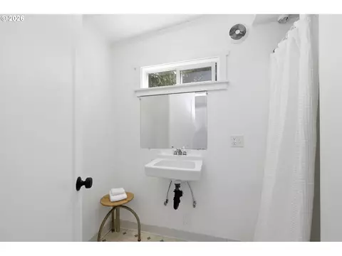 Bath - 2459 Miami Ln, Eugene, OR 97403 photo 3 of 3
