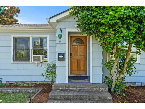 915 N Douglas Ave, Stayton, OR 97383