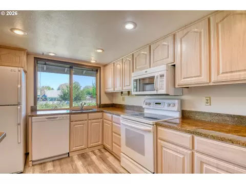 Kitchen - 4523 SW Perkins Ave, Pendleton, OR 97801 photo 3 of 3
