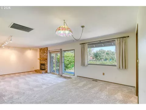 Living - 4523 SW Perkins Ave, Pendleton, OR 97801 photo 6 of 10