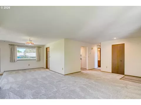 Living - 4523 SW Perkins Ave, Pendleton, OR 97801 photo 2 of 10