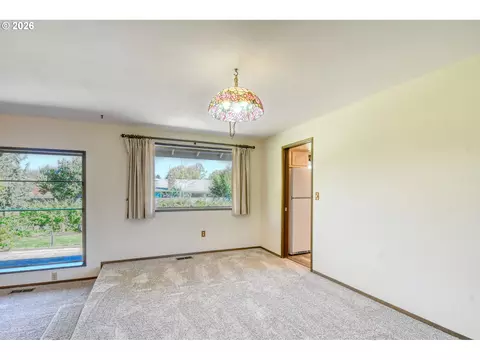 Living - 4523 SW Perkins Ave, Pendleton, OR 97801 photo 4 of 10