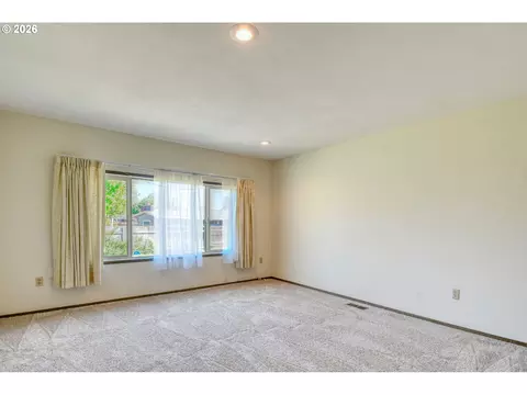 Living - 4523 SW Perkins Ave, Pendleton, OR 97801 photo 9 of 10