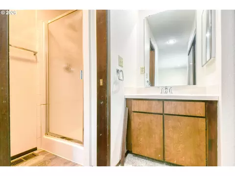 Bath - 4523 SW Perkins Ave, Pendleton, OR 97801 photo 1 of 2