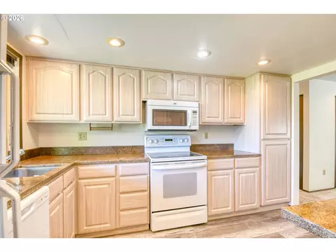Kitchen - 4523 SW Perkins Ave, Pendleton, OR 97801 photo 1 of 3