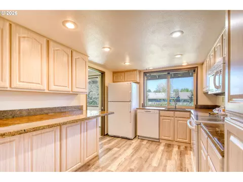 Kitchen - 4523 SW Perkins Ave, Pendleton, OR 97801 photo 2 of 3