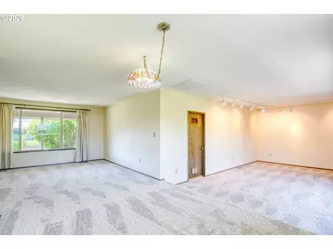 Living - 4523 SW Perkins Ave, Pendleton, OR 97801 photo 5 of 10
